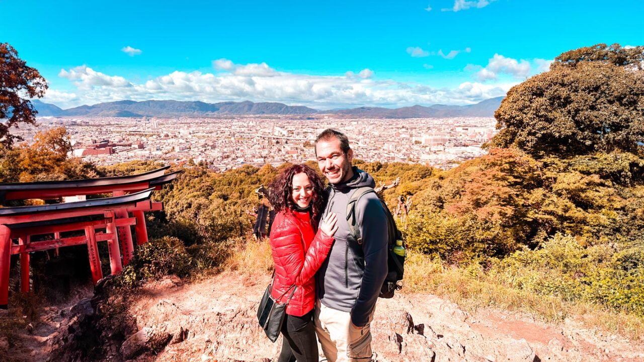 UnViaggioPerDue: Un uomo e una donna in posa per una foto davanti a un tori rosso in Giappone.