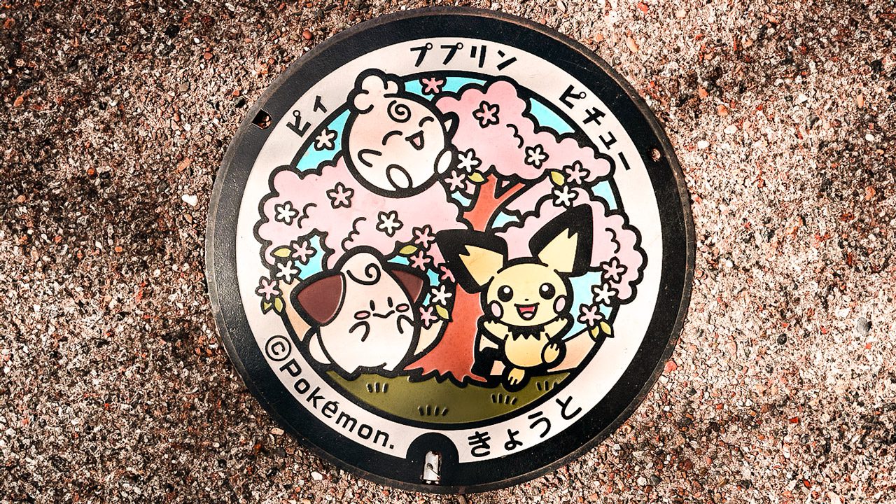 UnViaggioPerDue: Un tombino brandizzato Pokemon.
