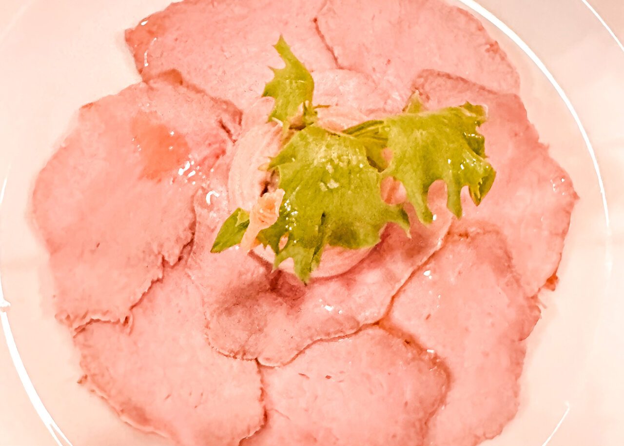 UnViaggioPerDue: Un piatto con il famoso vitello tonnato torinese.